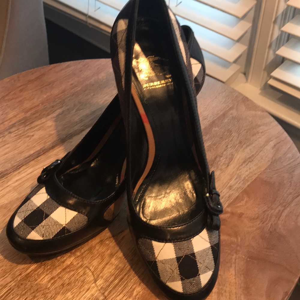 Burberry authentic quilted pumps